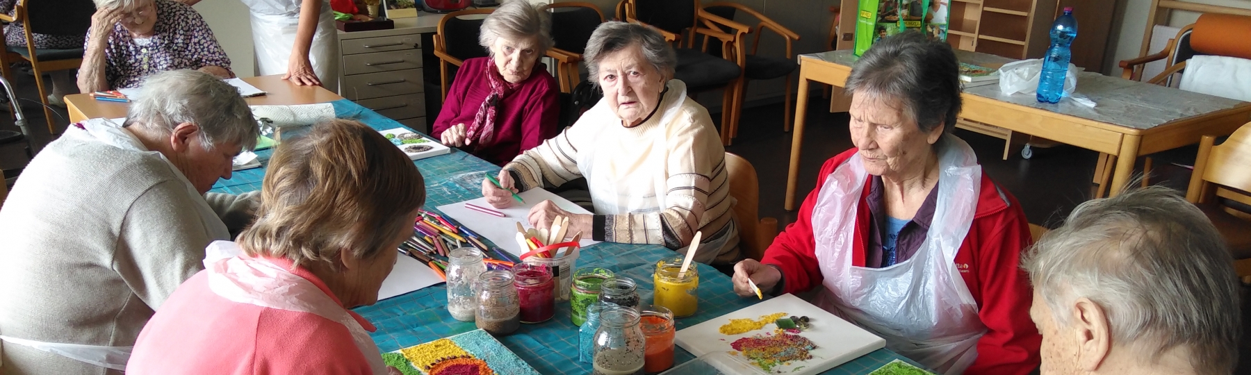 Ältere Damenrunde beim Malen