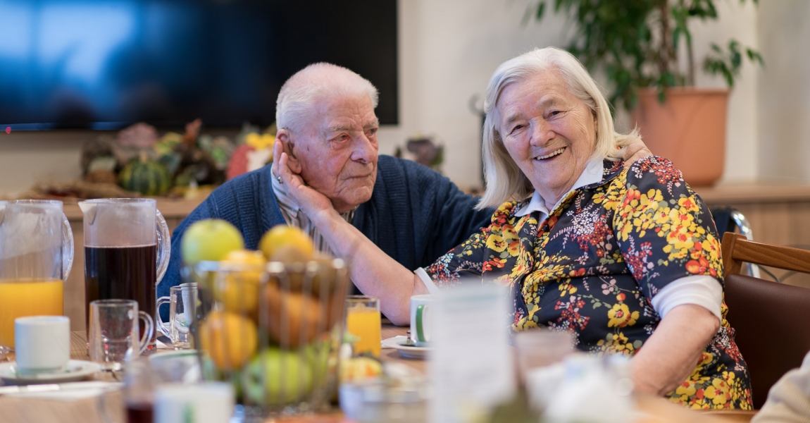 Seniorenpaar beim Frühstück