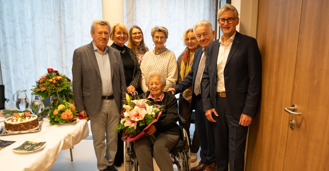 Gruppenfoto von links: Hr. Brandstätter (Sohn), Fr. Maria Pachner (Bürgermeisterin Grieskirchen), Karin Peringer (Nichte) , Annemarie Mayr (Schriftführerin Seniorenbund Grieskirchen), Heidi Nußbichler (stellv. Schriftführerin Seniorenbund Grieskirchen, LH a.D. Dr Josef Pühringer (Seniorenbund OÖ), Markus Brandlmayr (Bürgermeister Bad Schallerbach)