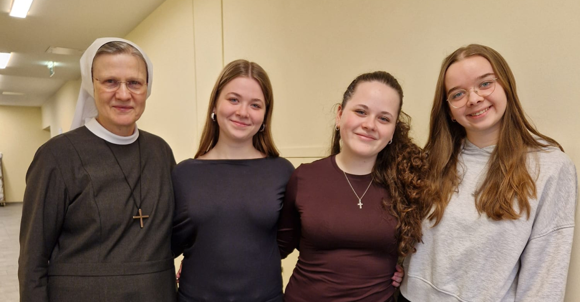 Schwester mit drei Praktikantinnen