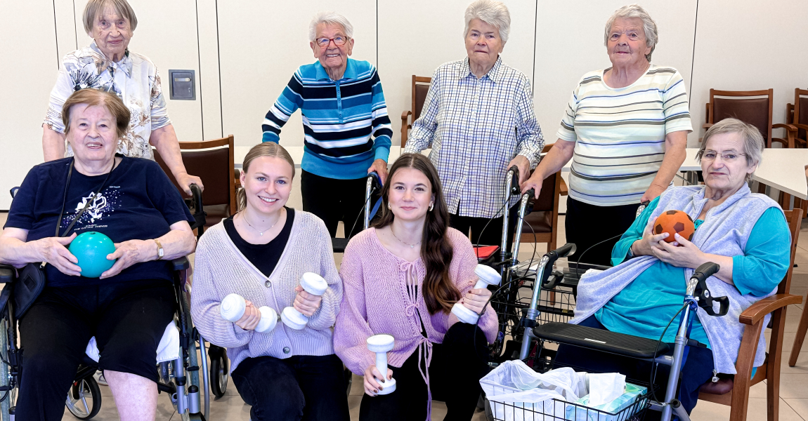 Gruppenfoto der Bewohnerinnen und Schülerinnen mit Bällen in der Hand