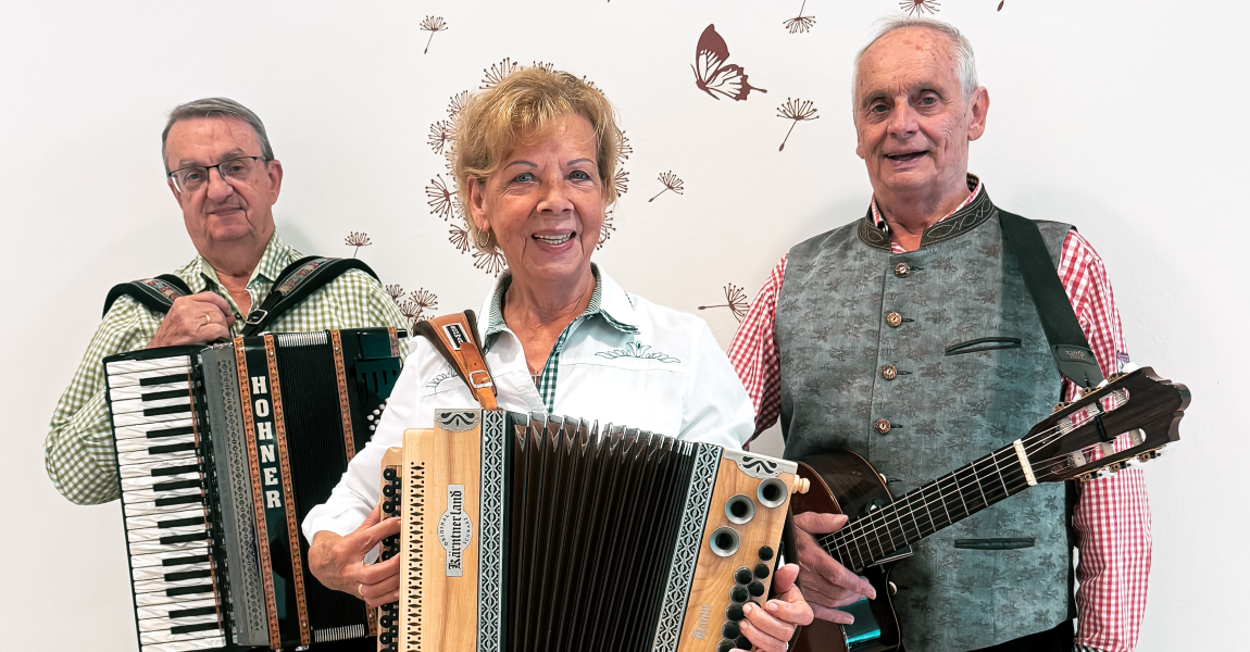 Drei Musiker mit ihren Instrumenten