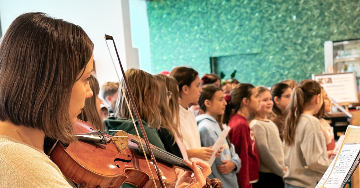 Gruppenfoto der Schuler mit Instrumenten