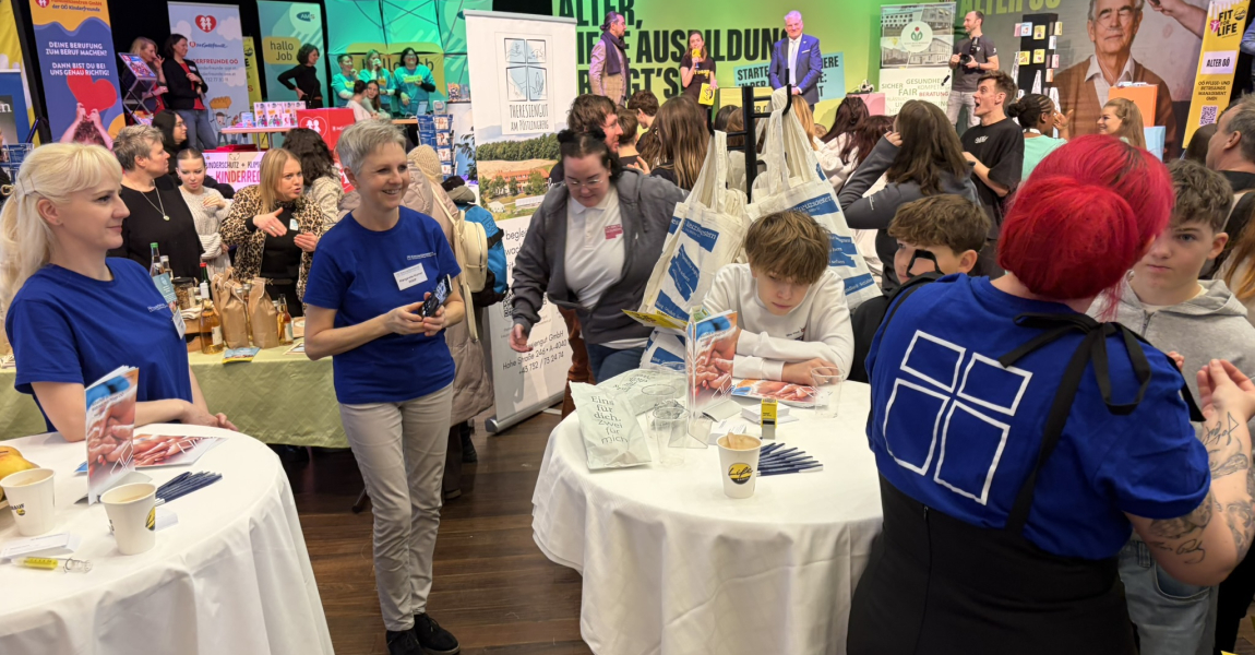 Spontanaufnahme Stehtische und mehrere Personen welche an den Tischen stehen