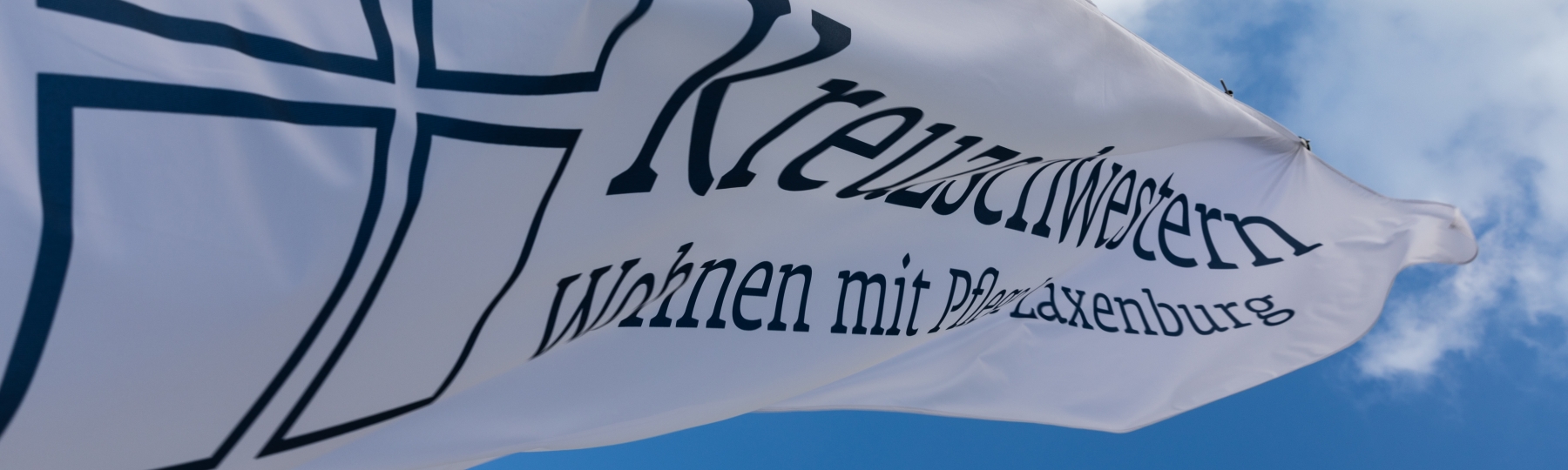 Laxenburg - Kontakt - Fahne mit Kreuzschwestern Logo