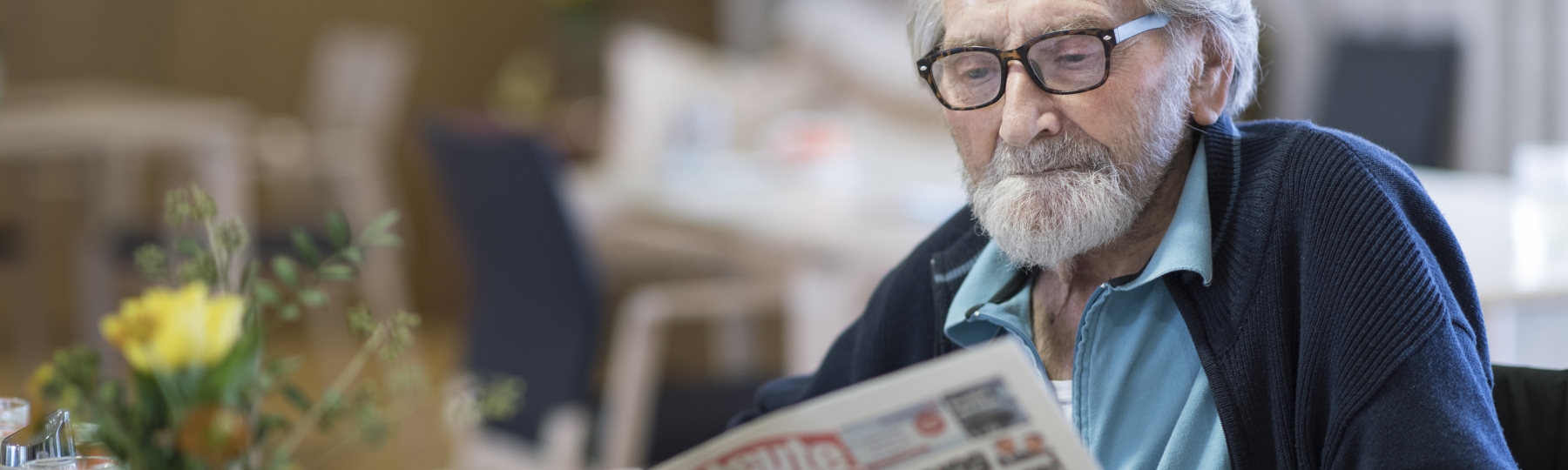 Headerbild - Mann beim Zeitung lesen