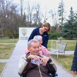 Pflegekraft mit Seniorenpaar