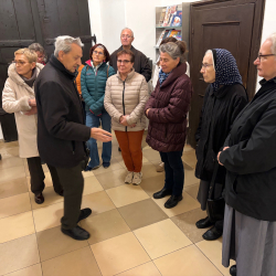 Gruppe Frauen und Männer stehen in der Kirche
