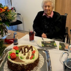 Geburtstagskind mit Torte zum 101 Geburtstag