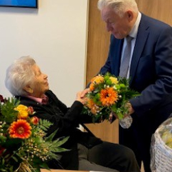 Geburtstagskind mit Gratulant Hr. Pühringer