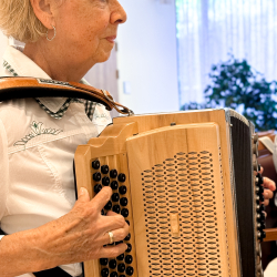 Nahaufnahme Frau mit Ziehharmonika