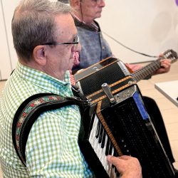 Zwei Männer beim musizieren